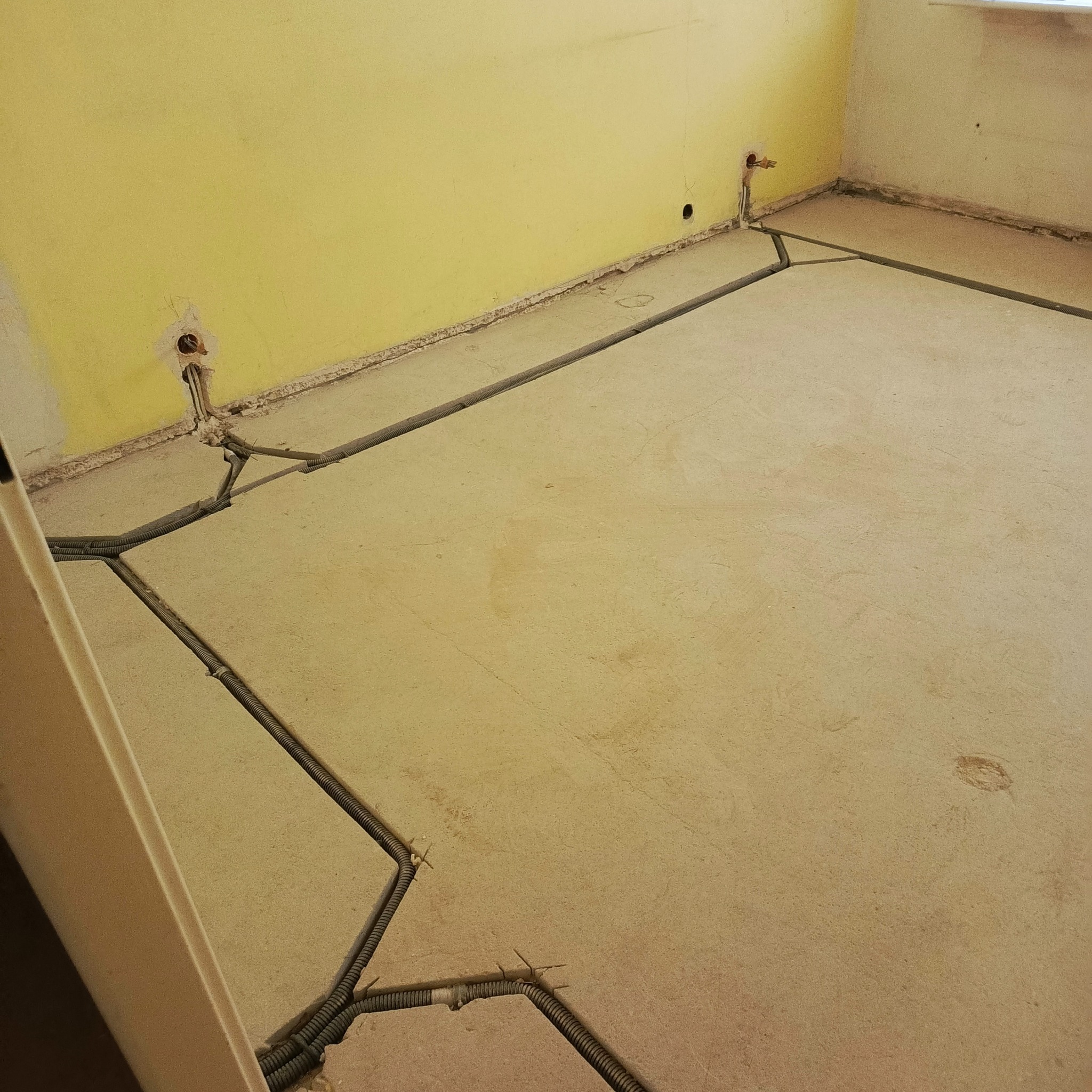 Wykonanie bruzdkowania i montaż przewodów w peszlach dla mieszkań w blokach z wielkiej płyty