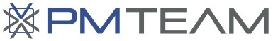 Logo firmy PMTEAM: stylizowany symbol graficzny w kolorze szarym i niebieskim, obok nazwa firmy zapisaną częściowo na niebiesko i szaro.