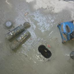 Olesek Instalacje. Projektowanie i wykonywanie instalacji sanitarnych - Wiercenie rdzeniowe w mokrym betonie, widoczne narzędzia, wiertło koronowe i wywiercony otwór.