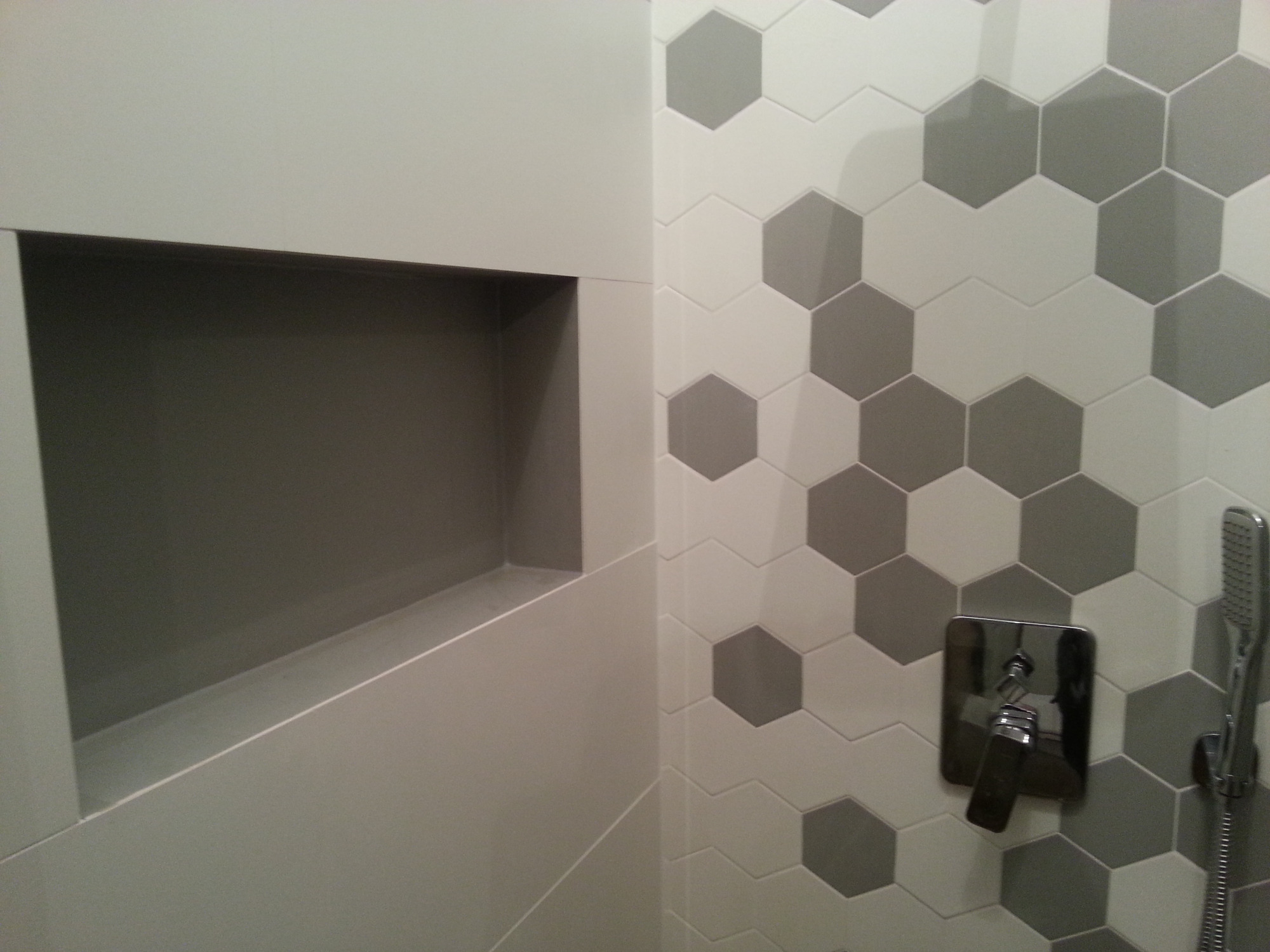 Zabudowa środkowa, wykonana pod kontem 45 stopniej w łazience w centrum Gdańska, 2018 rok.