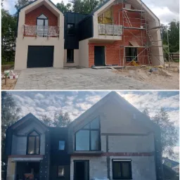 Dwuetapowy widok domu jednorodzinnego: górna część ukazuje budynek z częściowo wykończoną elewacją, rusztowaniami i ceglaną fasadą; dolna część prezentuje surowy stan z widocznymi bloczkami...