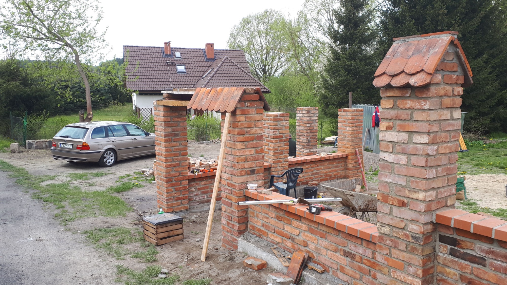 Ogrodzenie z starej cegły rozbiórkowej