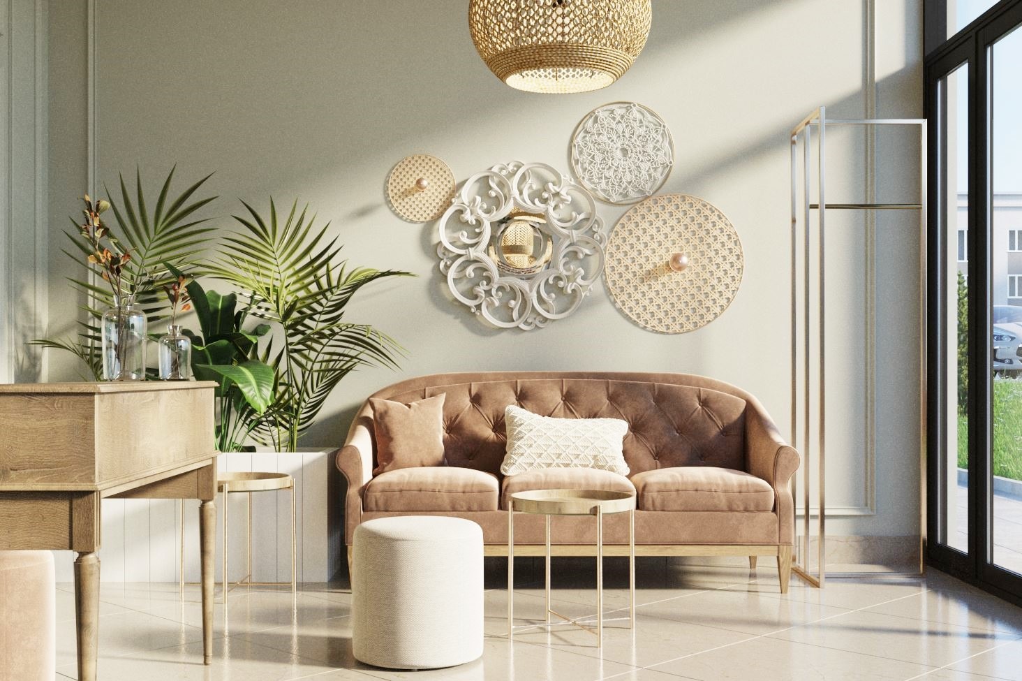 Jasny salon z brązową sofą, pufem i złotymi akcentami w postaci stolika i dekoracji ściennych, oświetlony ciepłym światłem.