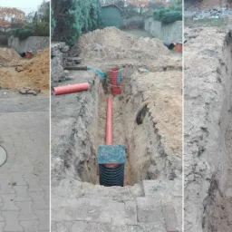 Potrójne ujęcie wykopu z rurami kanalizacyjnymi w ziemi; widoczny właz kanalizacyjny na kostce brukowej, oraz elementy instalacji w wykopie ziemnym.