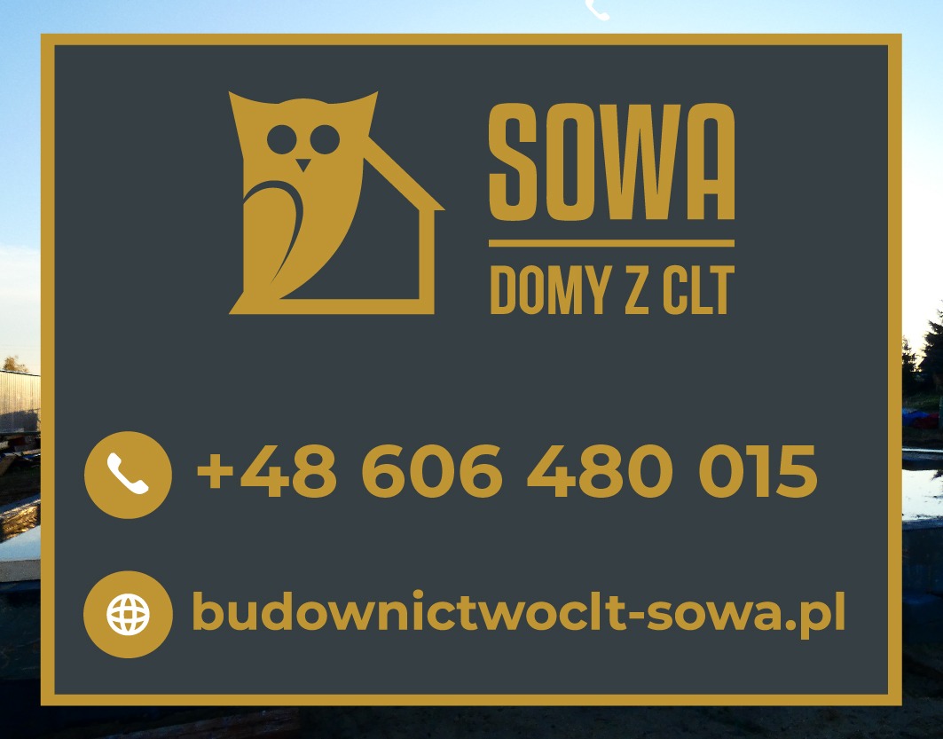 Tablica reklamowa firmy SOWA Domy z CLT z logotypem sowy wkomponowanej w kształt domu, numerem telefonu i adresem strony internetowej na tle placu budowy z elementami konstrukcyjnymi.