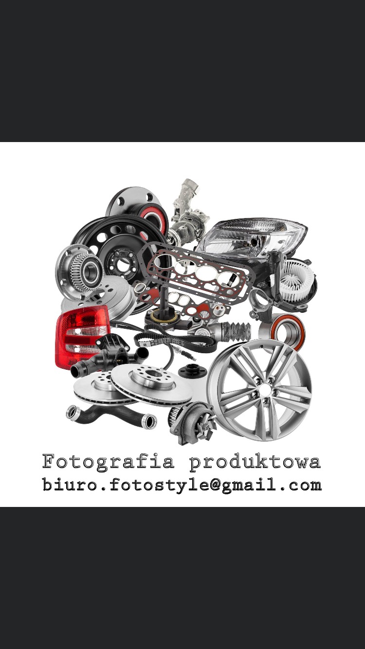 Zestaw nowych części samochodowych, w tym felga, reflektor, tarcze hamulcowe, pompa wody, uszczelki i inne elementy, na białym tle.