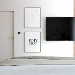 Nowoczesna sypialnia z drewnianą zabudową, telewizorem na ścianie z lamelami, minimalistycznymi plakatami i łóżkiem z białą pościelą, widok z dołu na fragment łóżka.