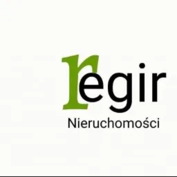Logo firmy Regir Nieruchomości z zielonym elementem graficznym i czarnym napisem na białym tle.