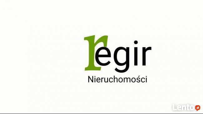 Logo firmy Regir Nieruchomości z zielonym elementem graficznym i czarnym napisem na białym tle.