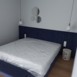 Usługi ogólnobudowlane Marcin Łobocki - Nowoczesna sypialnia z niebieskim łóżkiem kontynentalnym z zagłówkiem, nakastlikiem i trzema okrągłymi lustrami na ścianie oraz lampami wiszącymi, materac w folii.