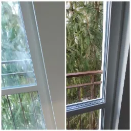 Okno przed i po umyciu, widok na balkon i drzewo iglaste, rama okienna biała.