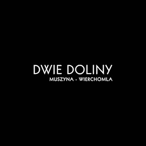 Biały napis 'DWIE DOLINY MUSZYNA - WIERCHOMLA' na czarnym tle, logo firmy.