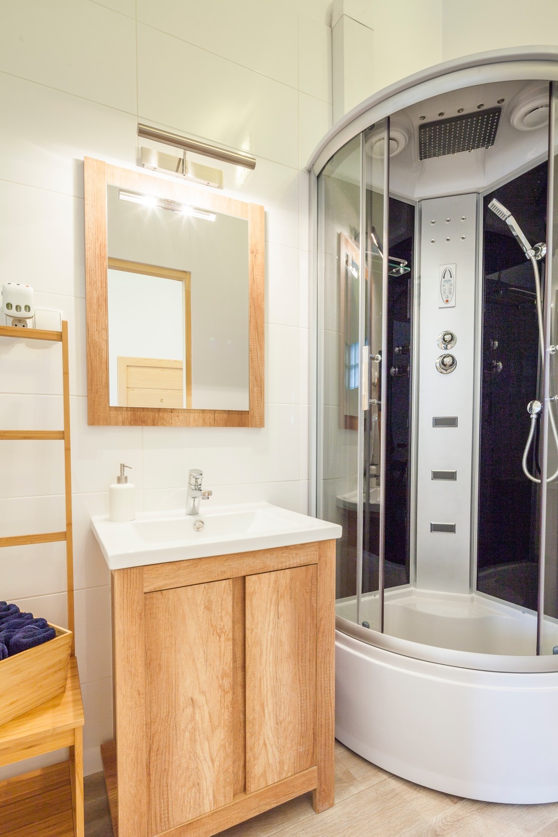 Łazienka z prysznicem w gabinecie masażu - ładna?