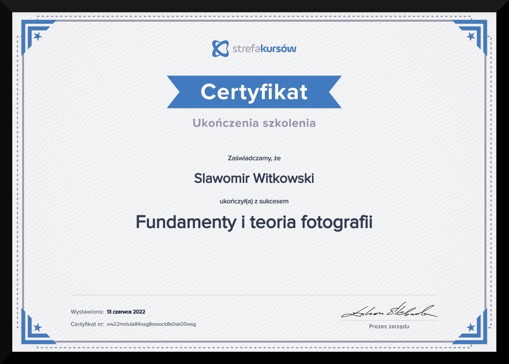 Skan certyfikatu ukończenia szkolenia z fundamentów i teorii fotografii, wystawionego przez Strefakursów dla Sławomira Witkowskiego, datowany na 13 czerwca 2022, z podpisem Prezesa Zarządu.