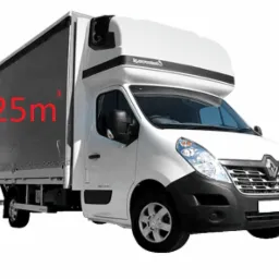 Biały samochód dostawczy Renault z plandeką o pojemności 25m3, widok z boku na białym tle.