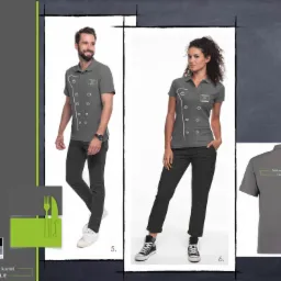 Prezentacja odzieży roboczej dla personelu restauracji: mężczyzna i kobieta w szarych polówkach z logo i motywem kulinarnym, dodatkowo widok koszulki od tyłu i logo firmy.