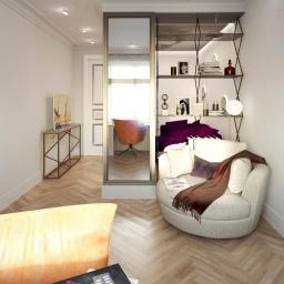 Sofiamiro - Wnętrze pokoju z lustrzaną szafą wnękową, widok na biurko i fotel przez odbicie w lustrze, obok regał z dekoracjami i okrągły fotel z pledem.