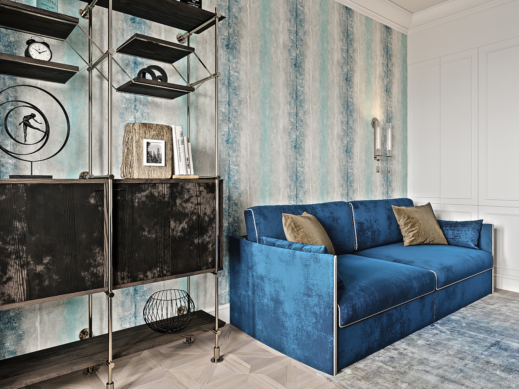 Regał z ciemnego drewna z metalowymi elementami, dekoracje na półkach, na tle niebieskiej ściany i fragmentu niebieskiej sofy.