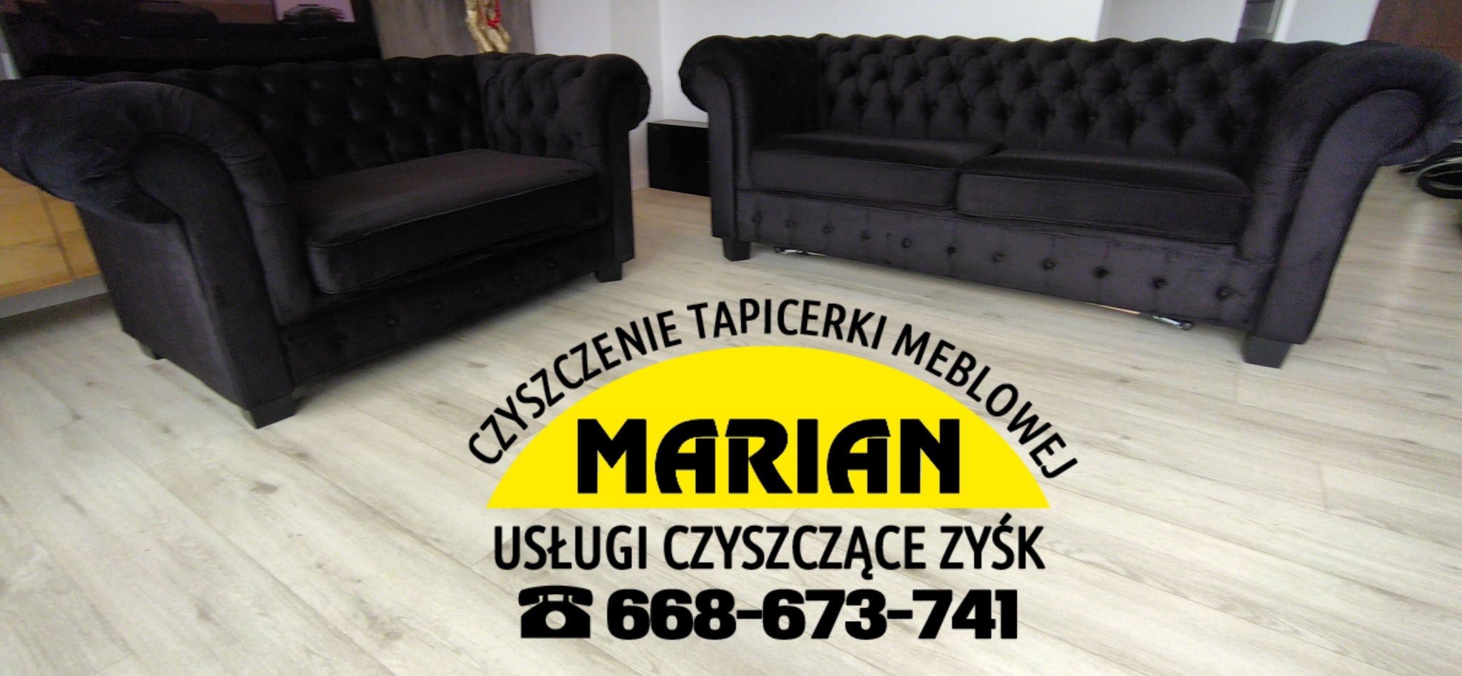 Dwie czarne, welurowe sofy typu chesterfield na jasnej podłodze, z widocznym logo firmy czyszczącej tapicerkę.