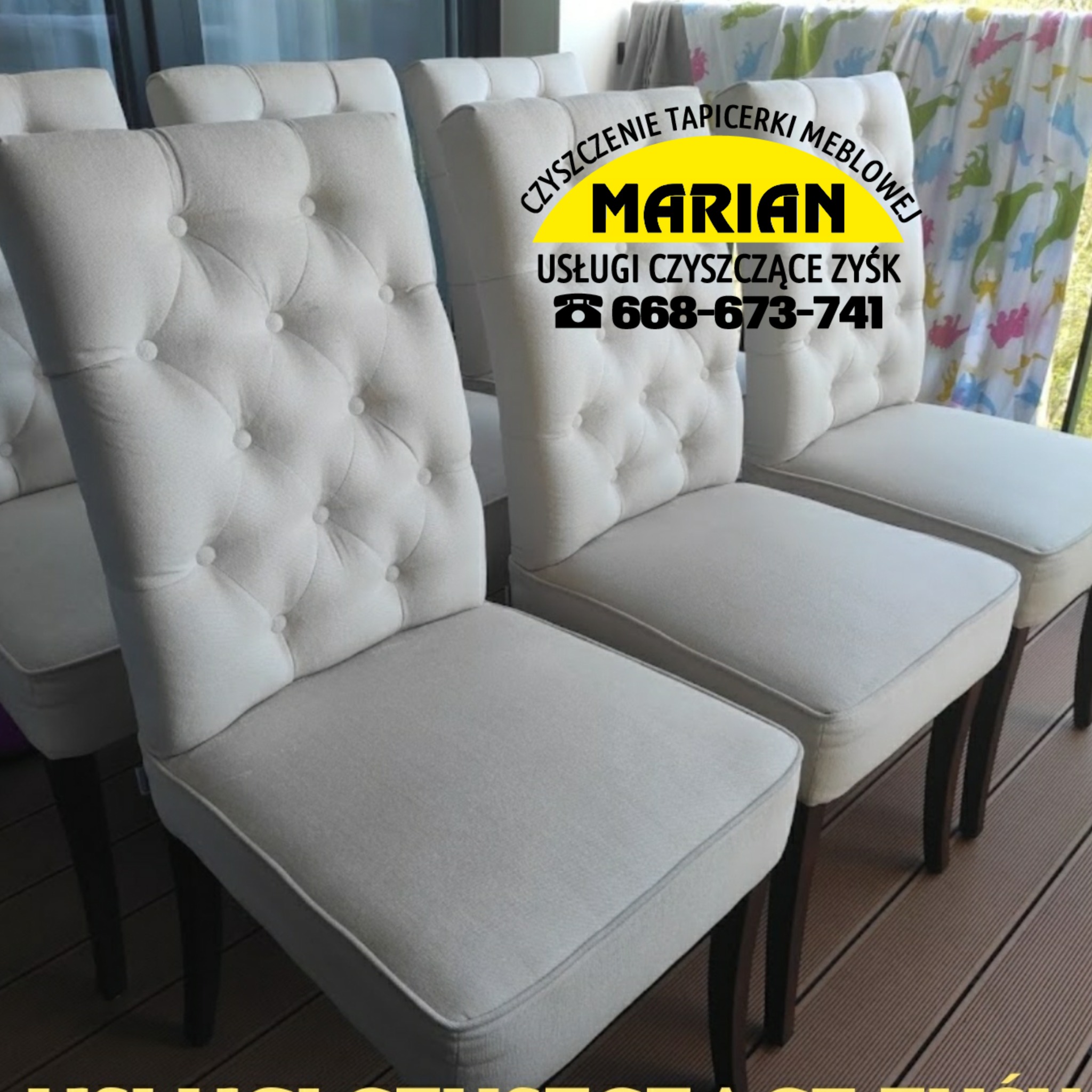 Rząd krzeseł z jasną tapicerką guzikową, widoczny znak firmowy na tle zasłony z motywem dinozaurów.