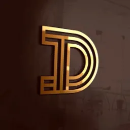 Złote, przestrzenne logo w kształcie litery D z elementami litery T, umieszczone na brązowej, błyszczącej ścianie biura z widocznymi przez szklaną ścianę biurkami i krzesłami.