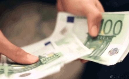 Osoba liczy plik banknotów 100 euro, skupiając się na nominale i zielonych elementach zabezpieczeń.