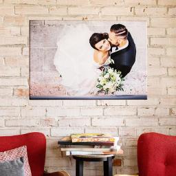 Elegancki portret ślubny na płótnie wiszący na ścianie salonu