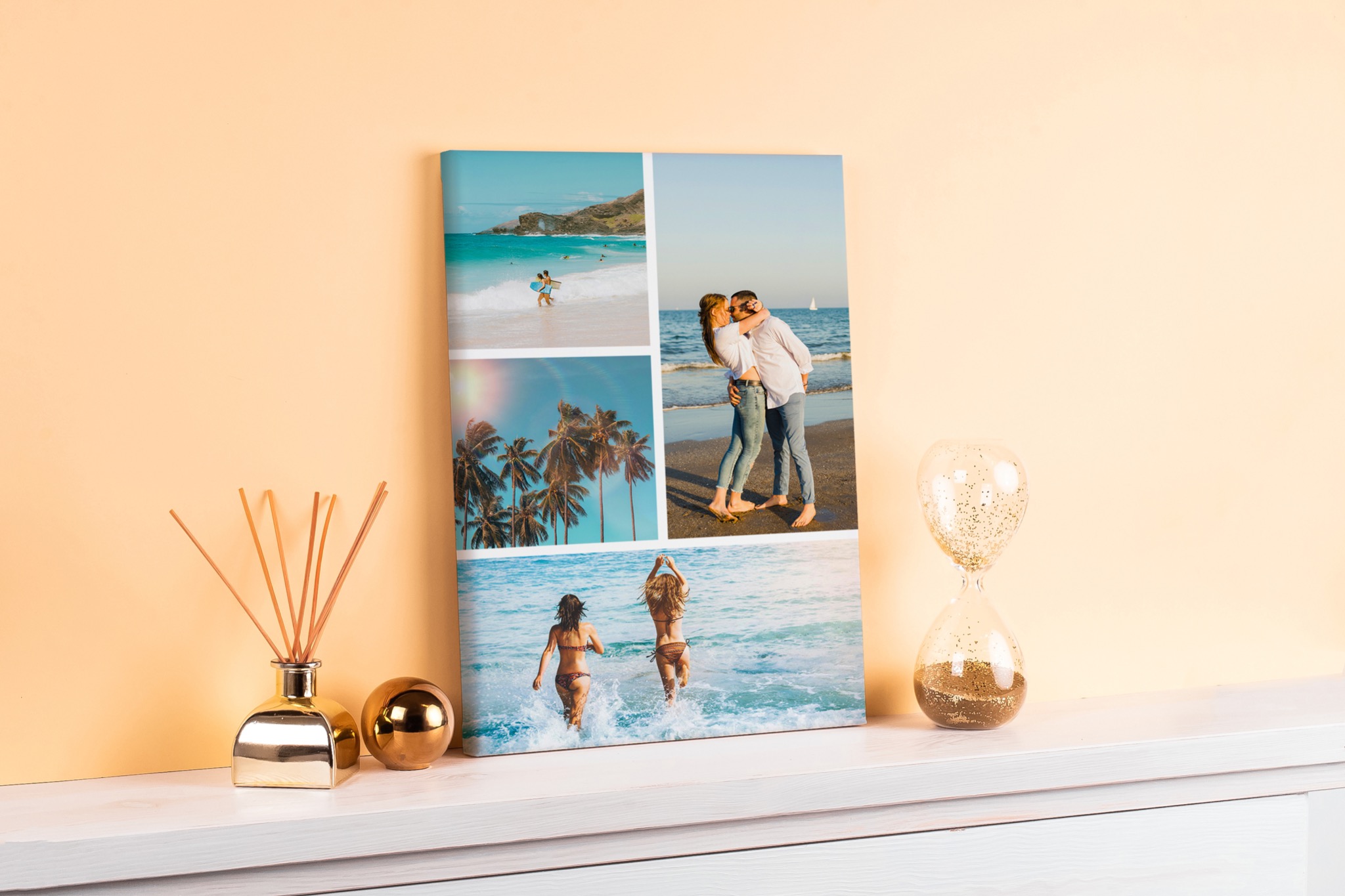 Fotoobraz z kolażem zdjęć z wakacji, stojący na komodzie obok ozdobnego dyfuzora zapachowego i klepsydry z brokatem.
