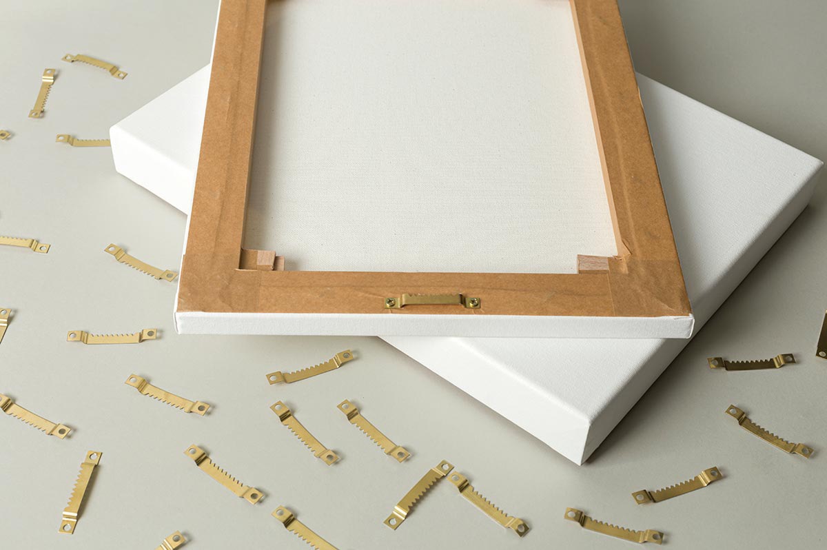 obraz na płótnie z zawieszką do ściany oglądany od tyłu