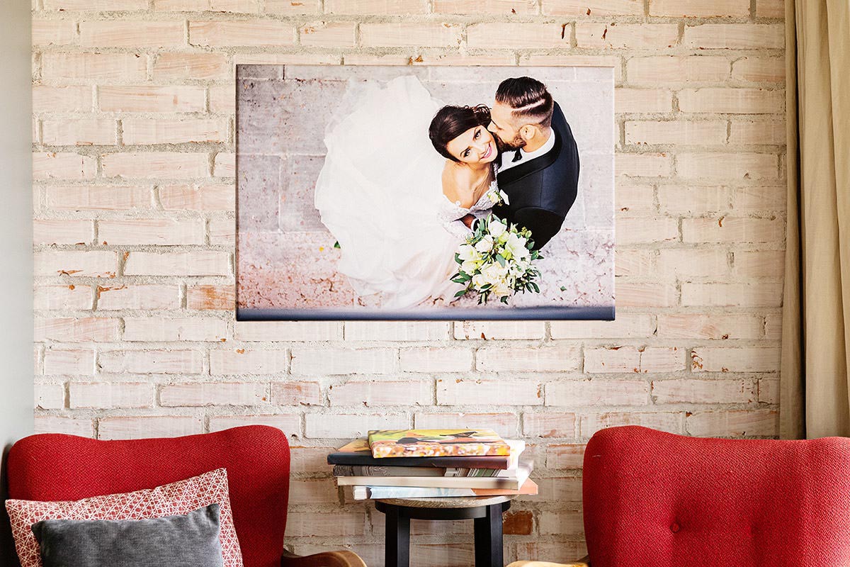 Elegancki portret ślubny na płótnie wiszący na ścianie salonu