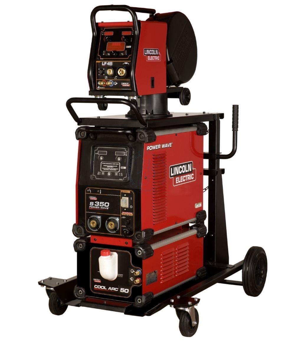 Profesjonalny, stacjonarny automat spawalniczy Lincoln Electric Power Wave S350 z podajnikiem drutu LF45 i chłodnicą Cool Arc 50 na wózku, widok z przodu na białym tle.