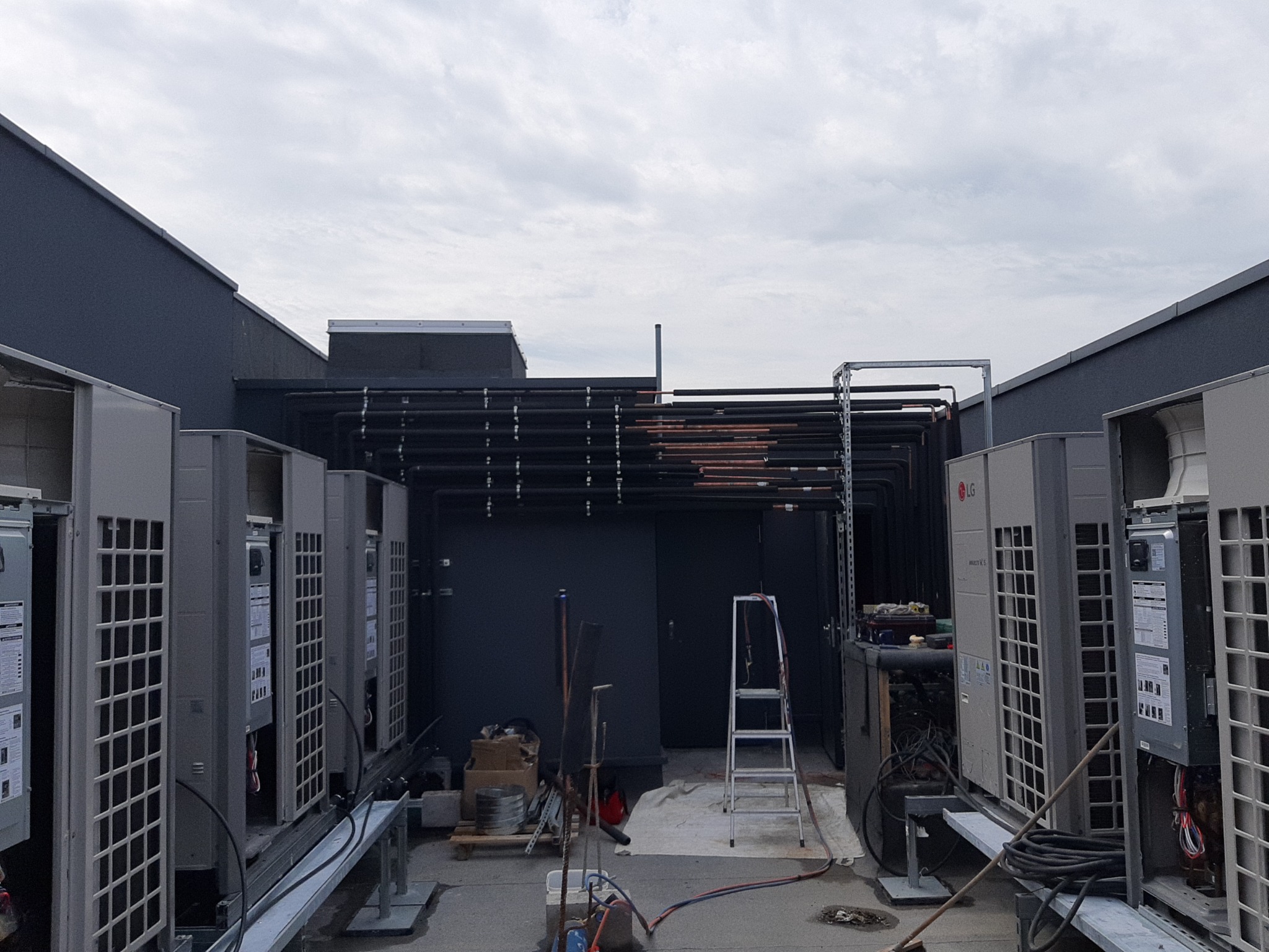 Po 10 dniach spięty dach na gotowo 10 jednostek LG