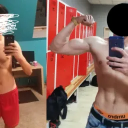 Mężczyzna pozujący do zdjęcia przed i po treningu siłowym, prezentujący różnicę w muskulaturze bicepsa i sylwetki, na tle szatni z czerwonymi szafkami i pokoju z biurkiem.