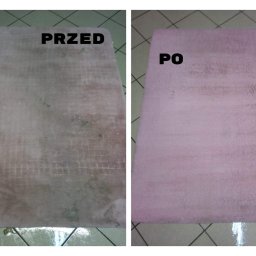 Jg pranie - Porównanie dywanu przed i po czyszczeniu: po lewej stronie widoczny mocno zabrudzony dywan, po prawej czysty, różowy dywan z wyraźną strukturą włosia, leżący na kafelkach.