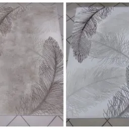 Kwadratowy dywan z motywem piór, prezentujący efekt przed i po czyszczeniu, z wyraźną różnicą w jasności i czystości wzoru.