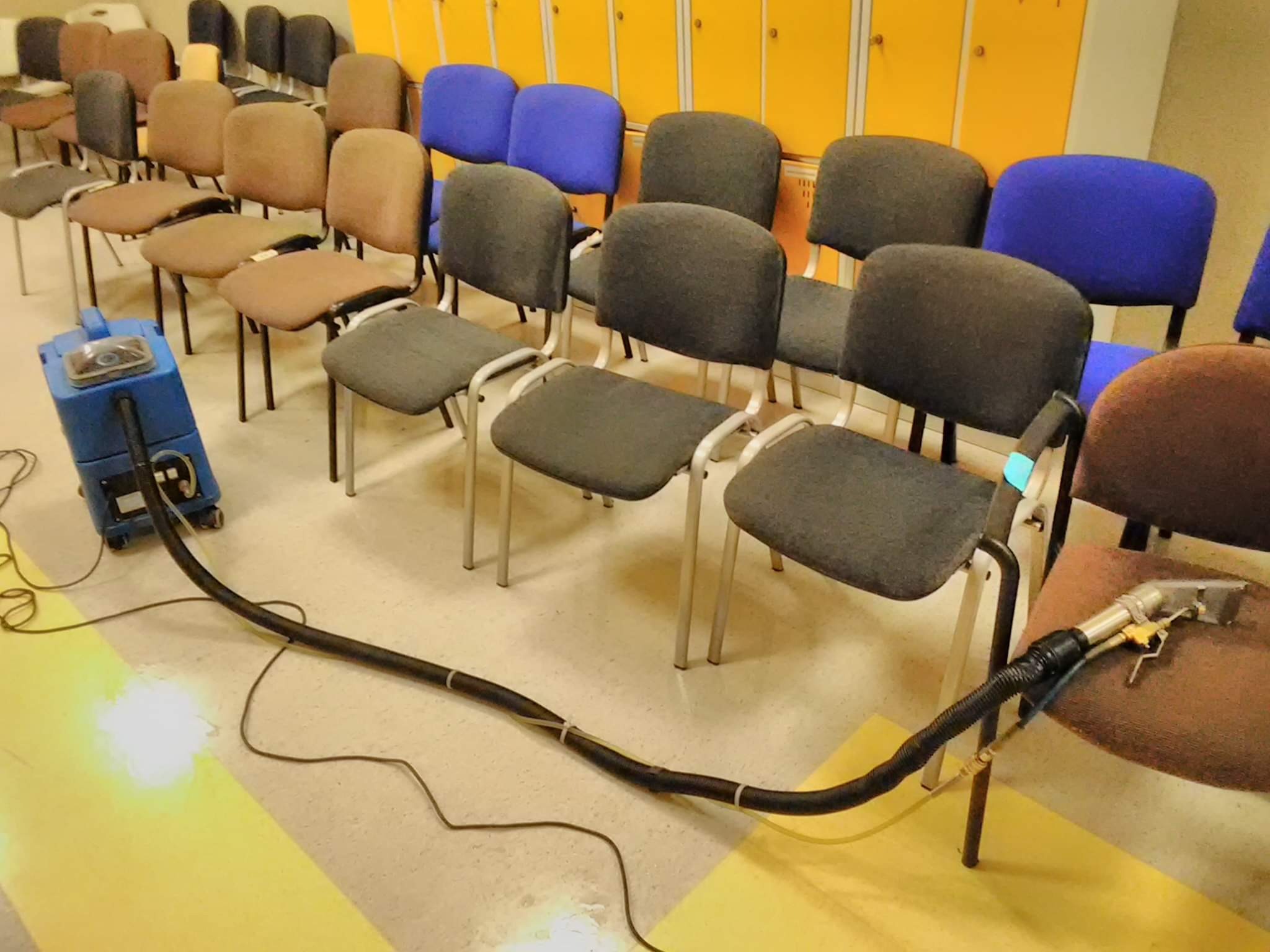 Pranie tapicerowanych krzeseł w biurze w Strzelinie za pomocą profesjonalnego sprzętu czyszczącego.