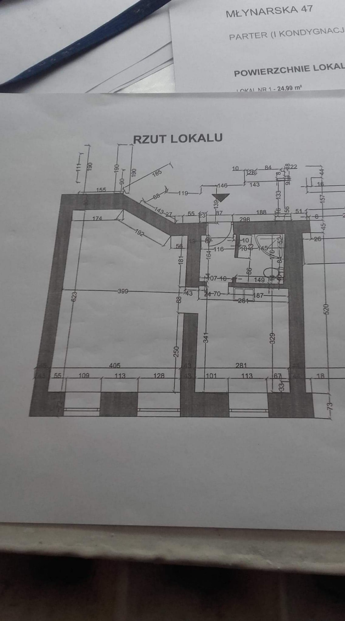 Rzut lokalu mieszkalnego z wymiarami, widok z góry, dokumentacja techniczna na papierze.