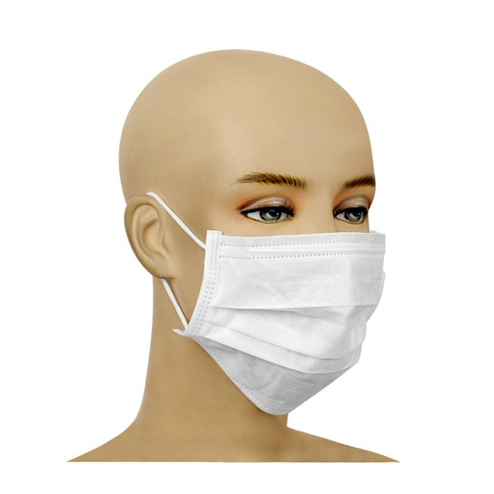 Biała, trójwarstwowa maska ochronna z gumkami, prezentowana na manekinie o gładkiej, beżowej skórze i delikatnym makijażu oczu, na białym tle.