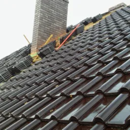 Montaż dachówki ceramicznej.