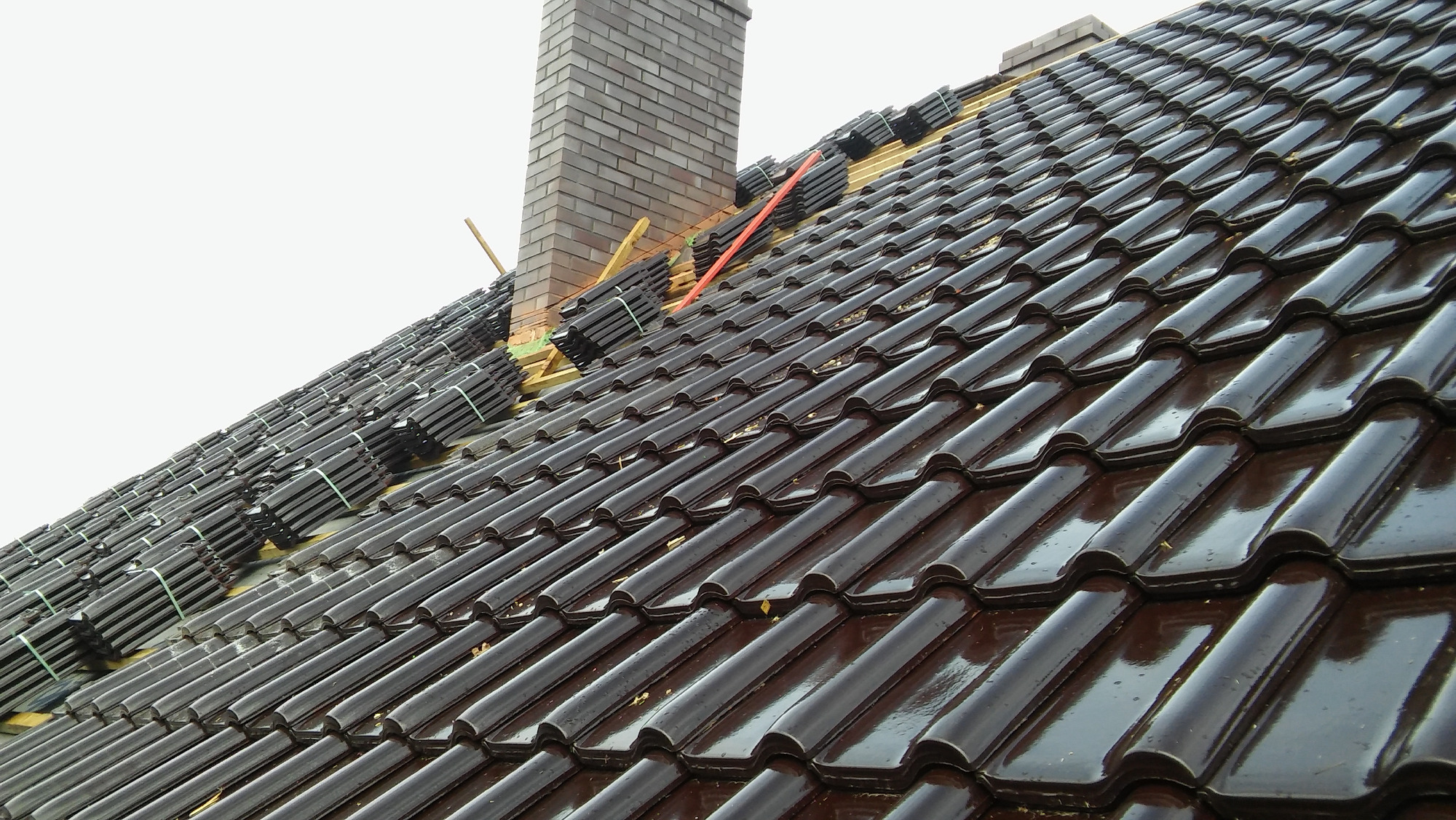 Montaż dachówki ceramicznej.