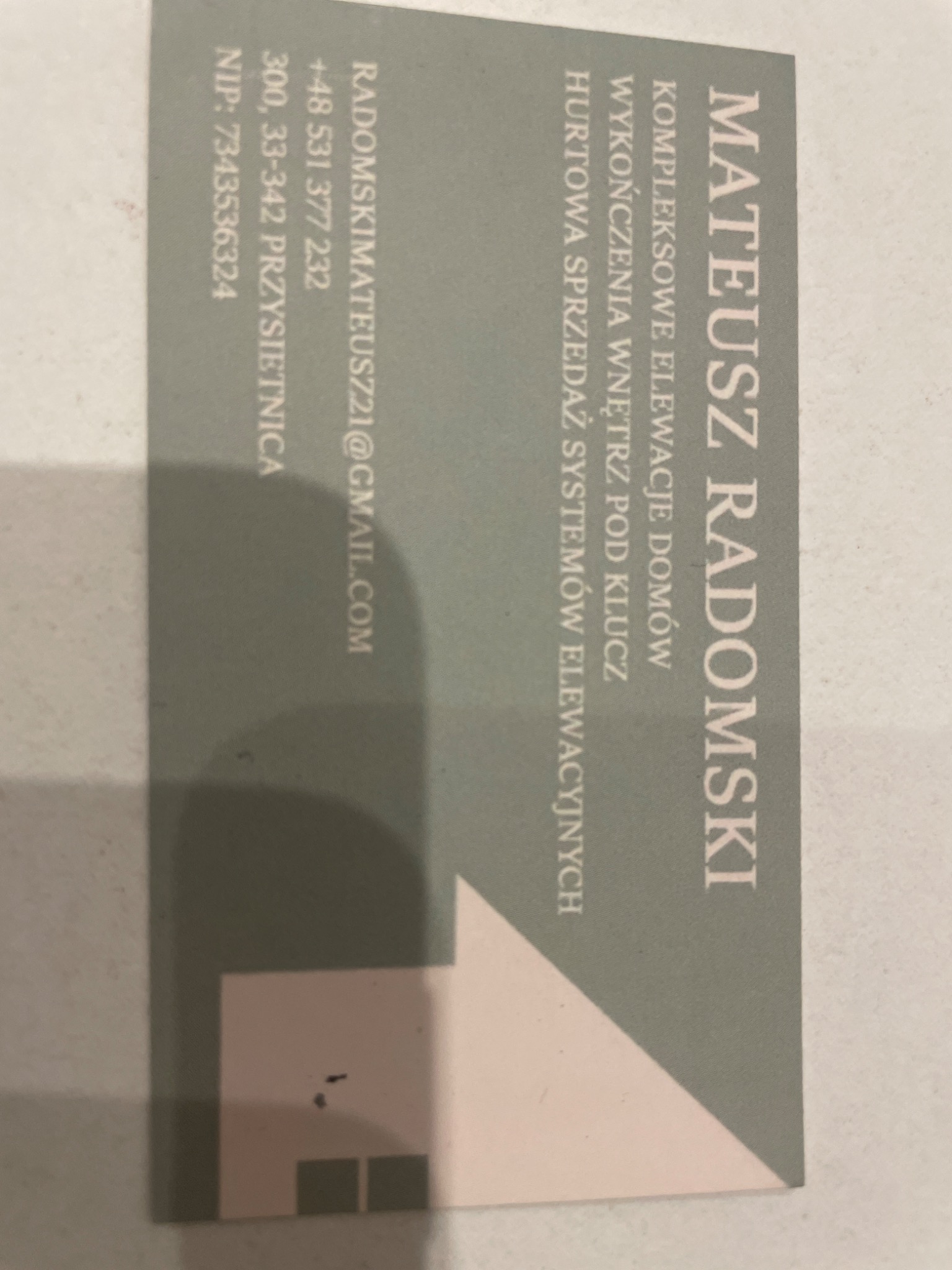 Wizytówka firmy Mateusz Radomski oferującej kompleksowe elewacje domów, wykończenia wnętrz pod klucz i hurtową sprzedaż systemów elewacyjnych. Zawiera adres e-mail, numer telefonu i NIP.