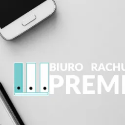 Minimalistyczne ujęcie z góry na biurko z laptopem, smartfonem, notatnikiem i długopisem, uzupełnione o logo 'Biuro Rachunkowe Premium' z ikoną segregatorów.