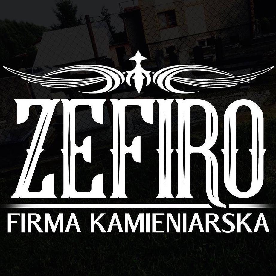 Logo firmy kamieniarskiej Zefiro z ozdobnym elementem graficznym nad nazwą, na rozmytym tle z fragmentem budynku i ogrodzenia.