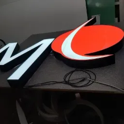 Litery przestrzenne z taśmy aluminiowej