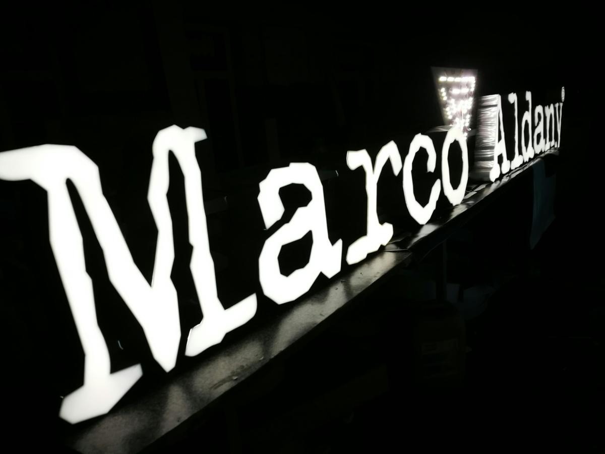 Litery podświetlane z taśmy aluminiowej