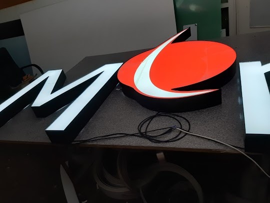 Litery przestrzenne z taśmy aluminiowej