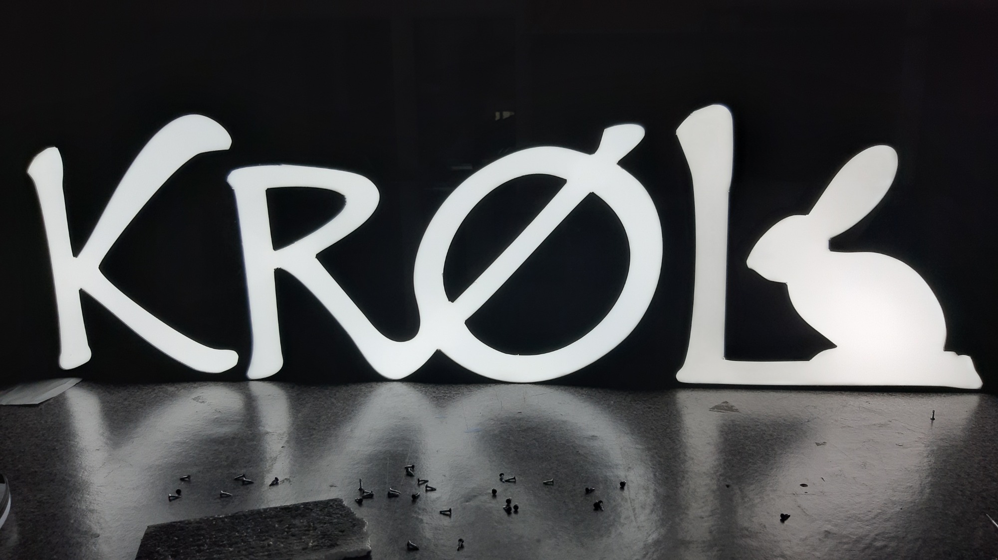 Logo z taśmy aluminiowej