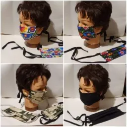 Kolaż czterech ujęć manekina z różnymi materiałowymi maskami ochronnymi: w kwiaty, moro i czarną, z wiązaniami.