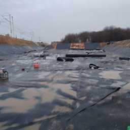 P-MONT PAWEŁ PŁOCIŃSKI - Montaż i zgrzewanie geomenbrany na zbiorniku retencyjnym wody