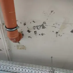 Iniekcja ciśnieniowa uszczelniająca rysy przewodzącej wodę w stropie garażu podziemnego